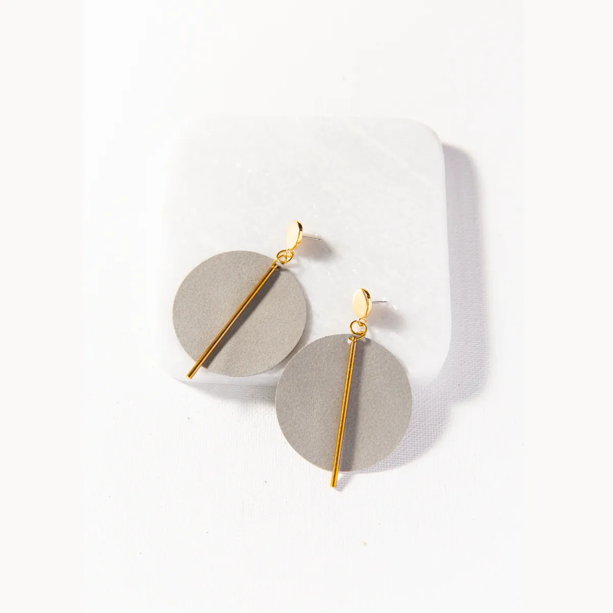 Ink Alloy Leather Circle with Brass Post Earrings - Grey