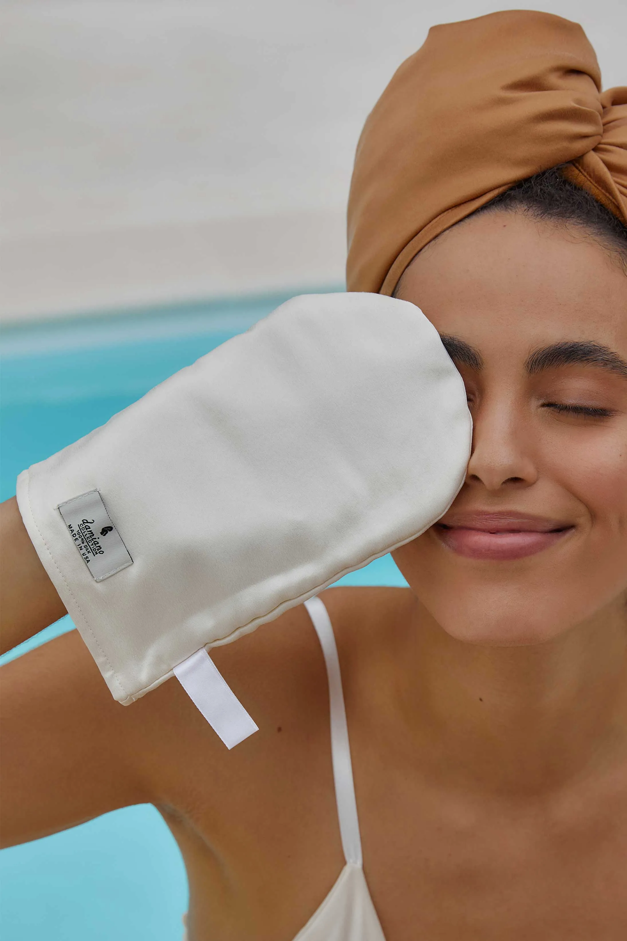 Reversible Silk Cleansing   Exfoliating Mitt